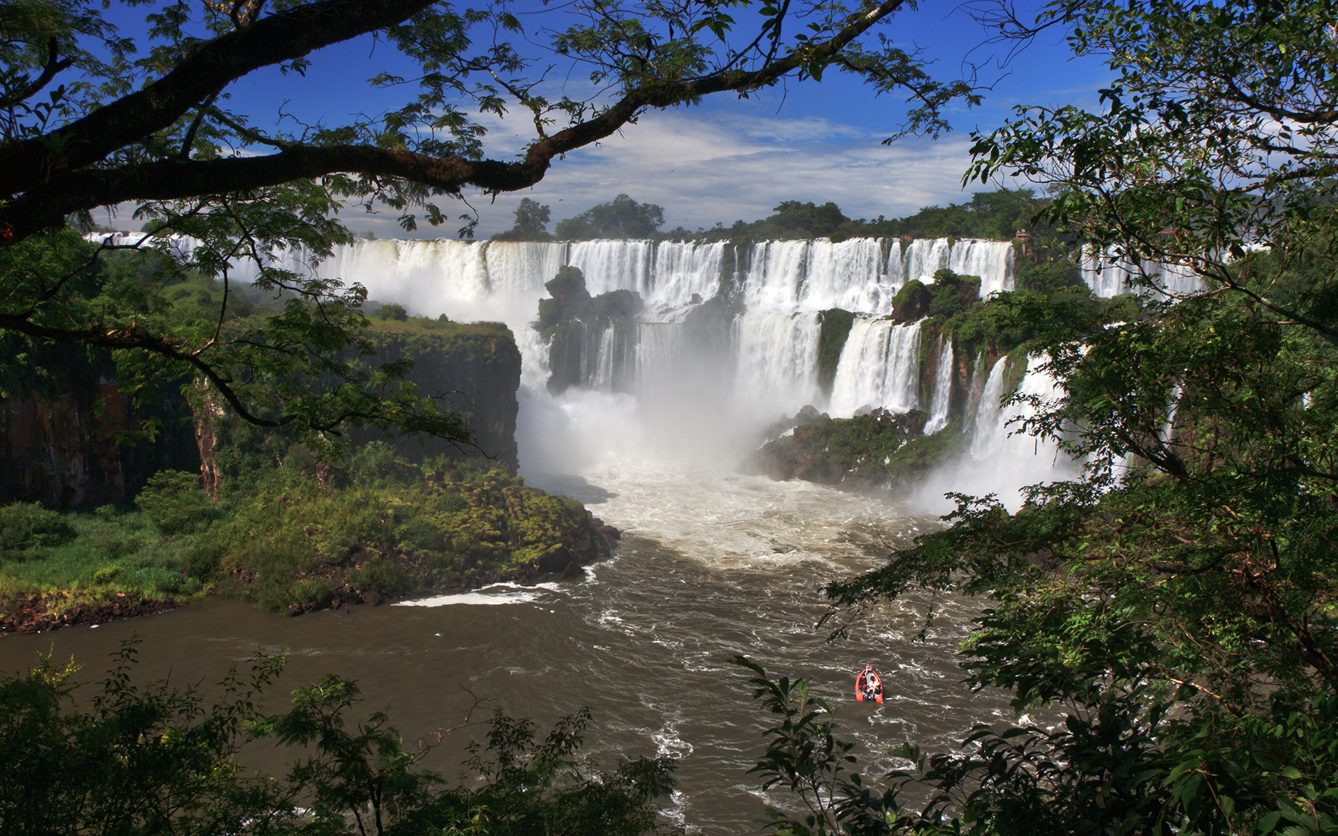 Широкий водопад в южной америке. Игуасу (национальный парк, Аргентина). Водопад Игуасу в Южной Америке. Водопады Игуасу Аргентина Бразилия. Водопады: Анхель, Игуасу; Южная Америка.
